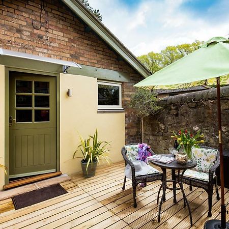 Coach House B & B 안윅 외부 사진
