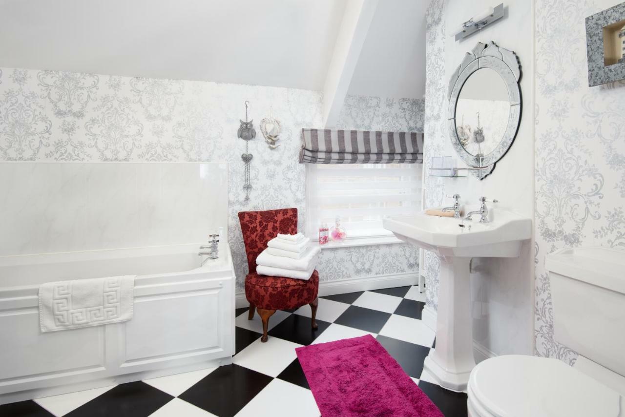 Coach House B & B 안윅 외부 사진